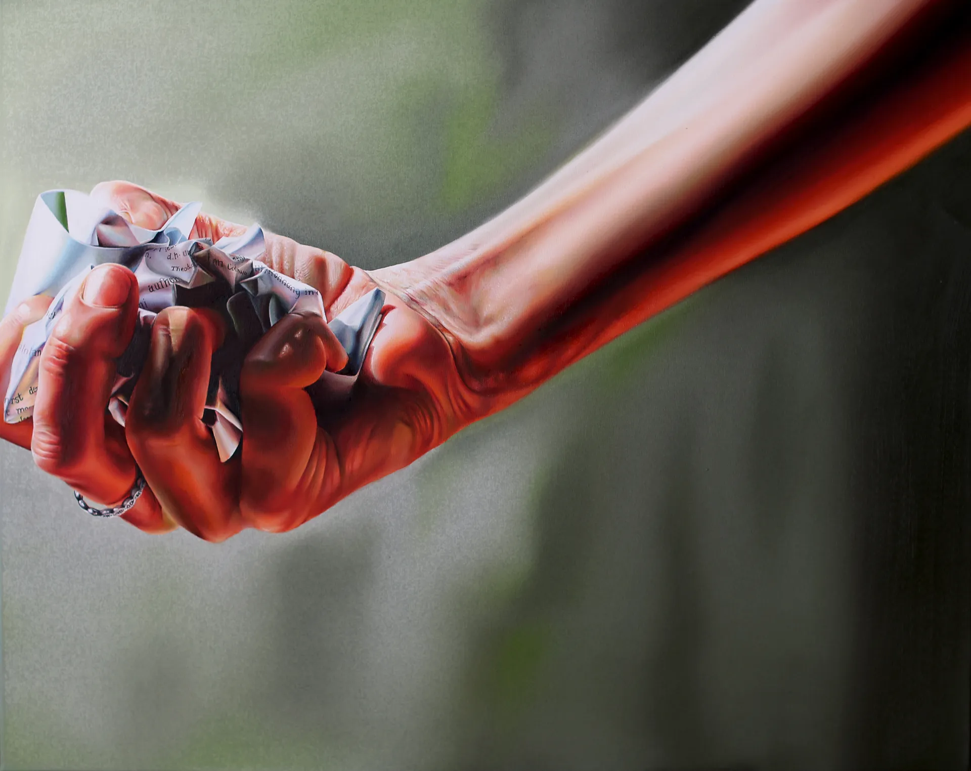 Eine Hand, welche eine Seite eines Buches angespannt zerdrückt.