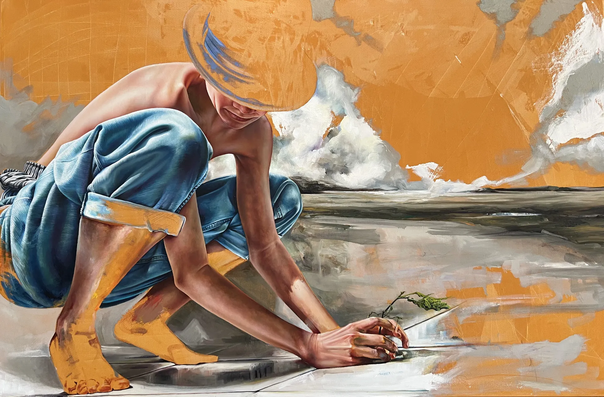 Ein verschleierter Mensch hockt auf dem Boden und hält seine gefalteten Hände über einen gebrächlichen Setzling.